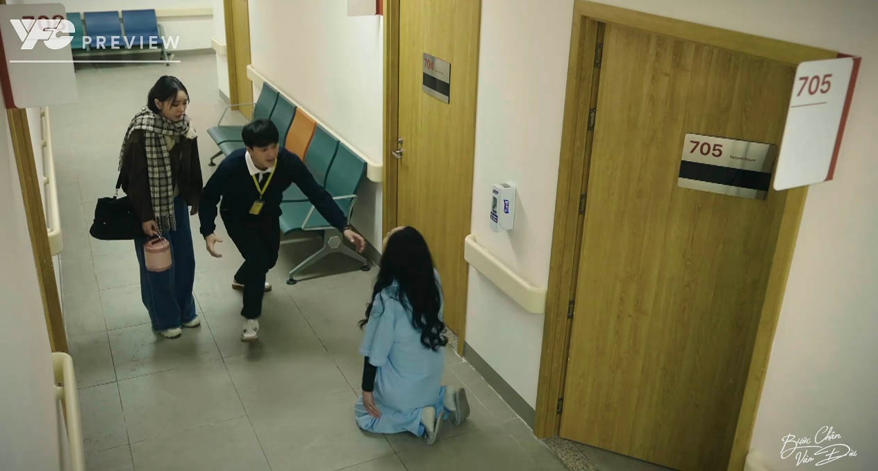 Bà Dung (mẹ Quân) cũng gây sốc khi quỳ xuống cầu xin Thương rời xa con trai bà. Ảnh cắt từ video