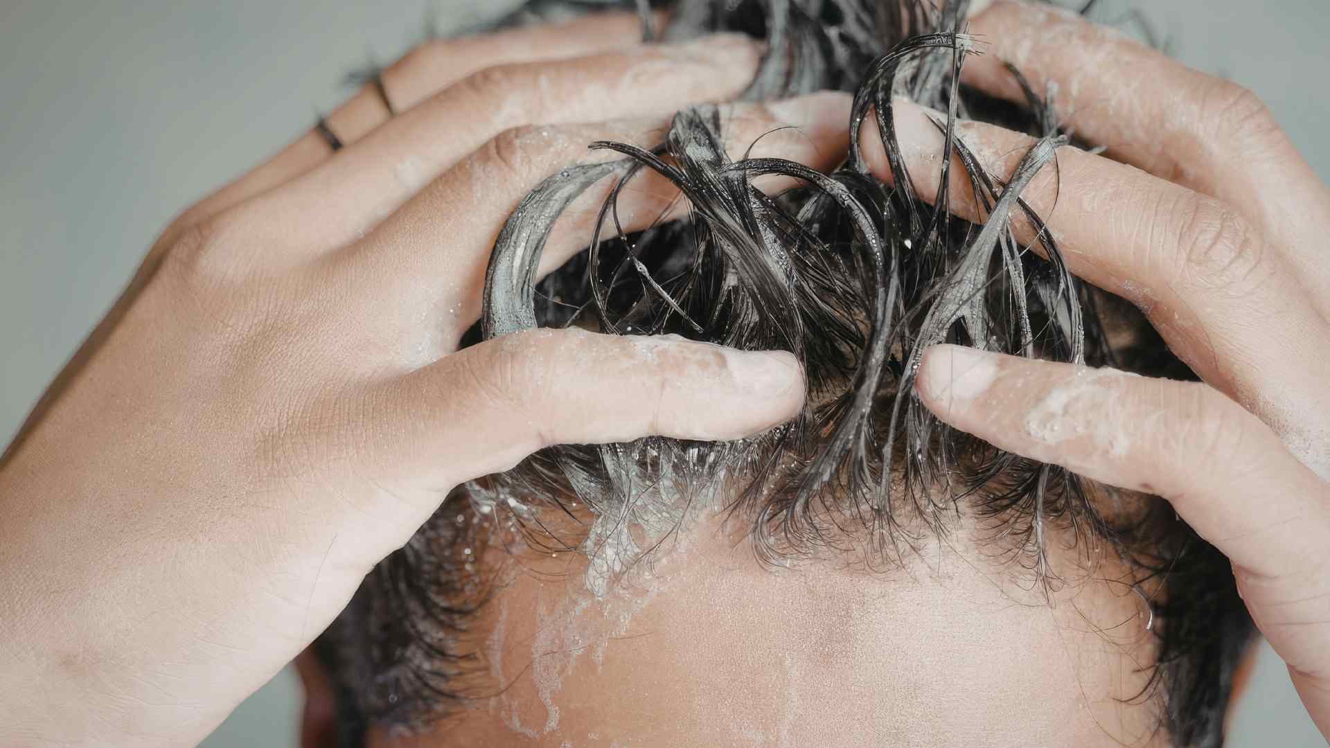 Lavarse el cabello con demasiada frecuencia puede eliminar la capa de aceite natural que protege el cuero cabelludo, haciendo que el cabello se seque. Foto: Quang Minh