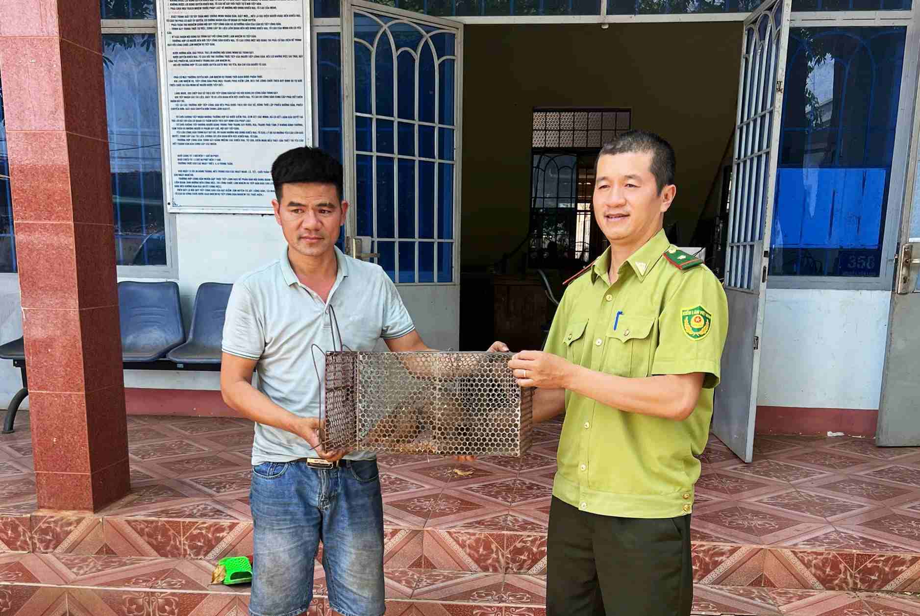 Mr. Long handed over rare pangolins to the Forest Protection Department. Photo: Forest Protection Department