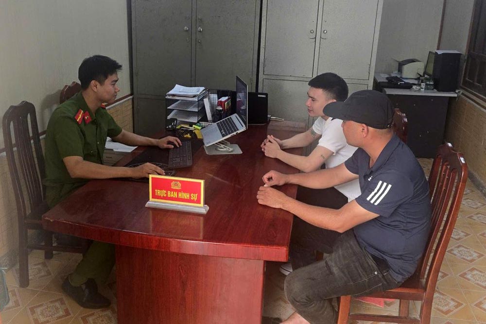 Thu Tri Commune Police organized a direct meeting for Mr. T and Mr. H to return the mistakenly transferred money. Photo: Thu Tri Commune Police