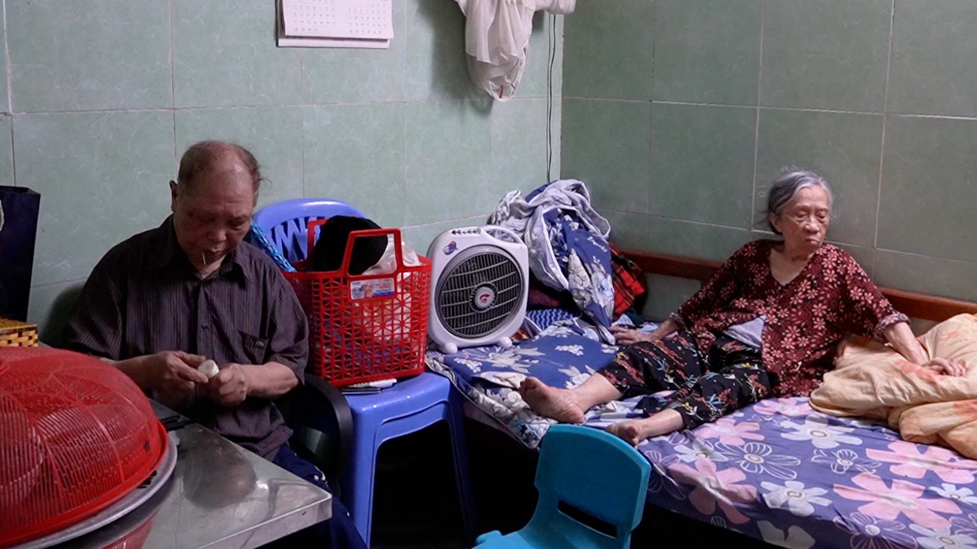 Prolonged heat threatens the health of elderly people with chronic diseases.