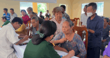 People and Khmer compatriots in Tra Con commune are examined and given free medicine during the military-civilian Tet associated with the Chol Chnam Thay Tet. Photo: Hoang Loc