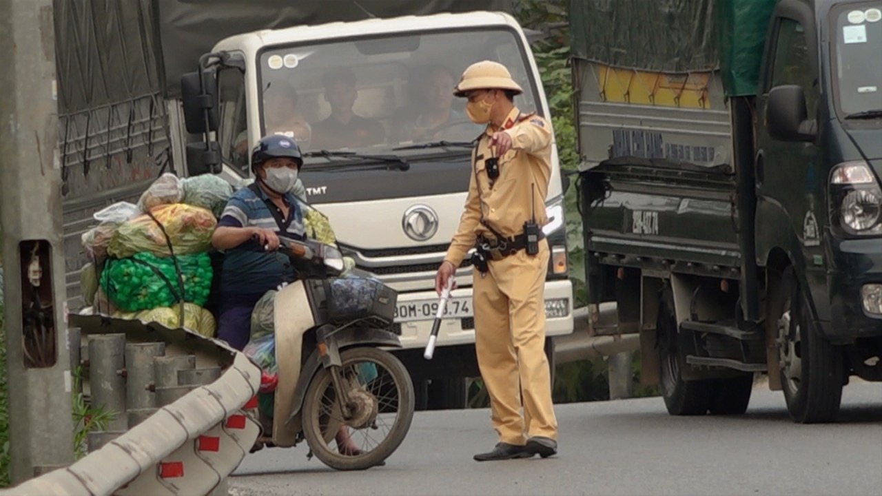 Driving a motorbike into Thang Long Avenue due to being late for work, driver receives heavy fine