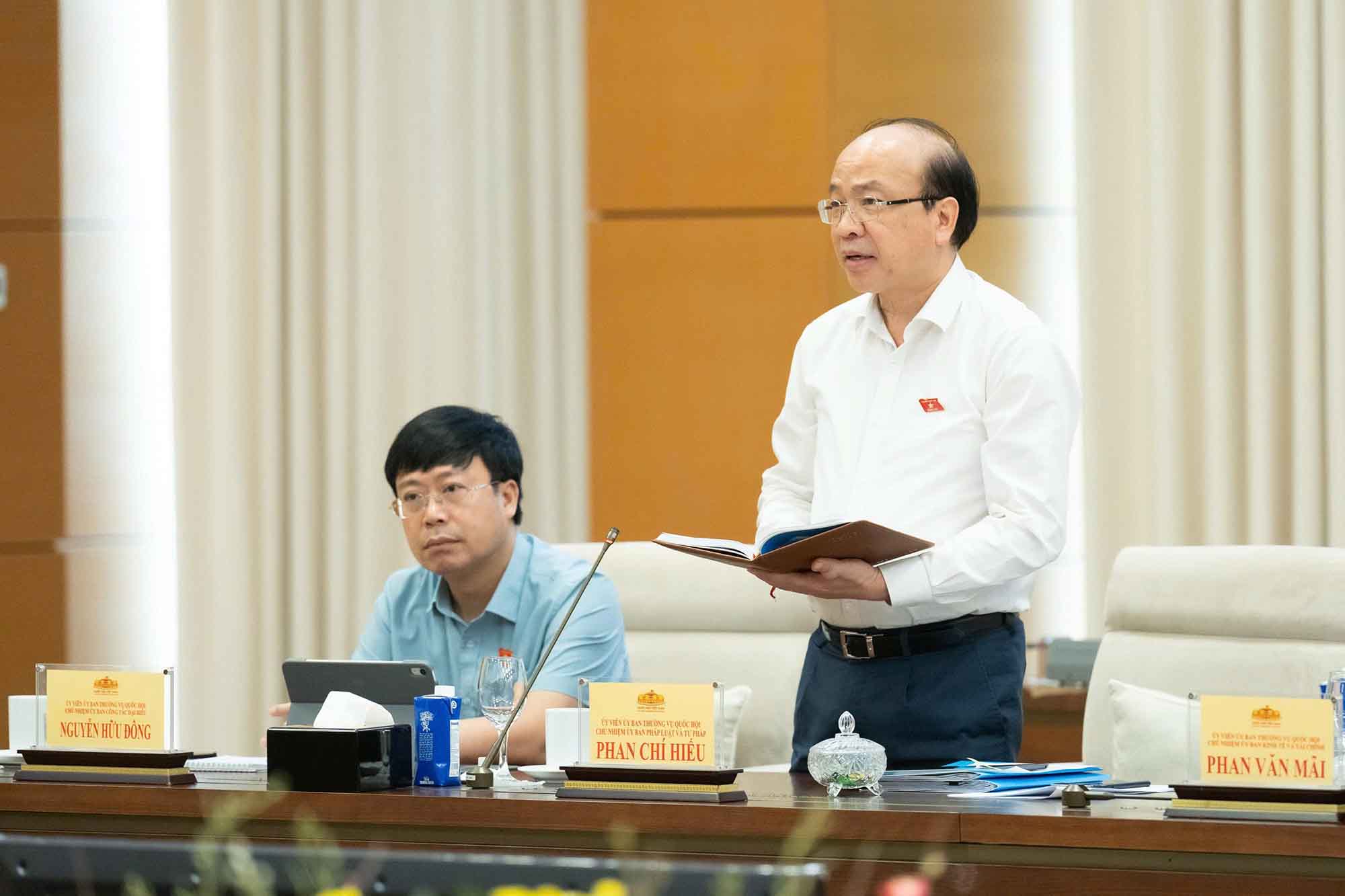 To overcome the situation of late payment of documents, Chairman of the Law and Justice Committee Phan Chi Hieu proposed strengthening self-inspection and inspection according to authority. Photo: Quochoi. vn