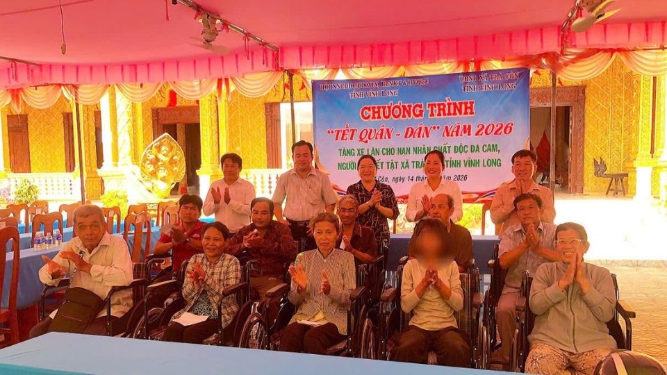 Giving wheelchairs to disabled people who are Khmer people in Tra Con commune on April 14, on the occasion of the 2026 Chol Chnam May Tet. Photo: Hoang Loc
