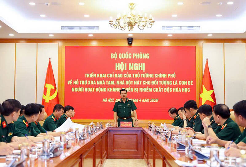 The Ministry of National Defense organizes a conference to implement the Prime Minister's direction on supporting the removal of temporary and dilapidated houses for people who are children of resistance activists infected with chemical toxins. Photo: Ministry of National Defense