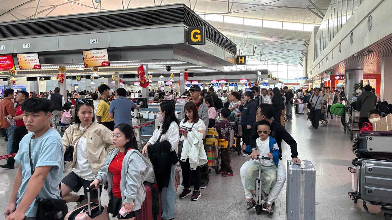 Les passagers qui prévoient de voyager pendant la période de pointe des vacances commémoratives des rois Hùng et du 30 avril au 1er mai doivent prendre l'initiative de réserver leurs billets tôt. Photo: Anh Tú