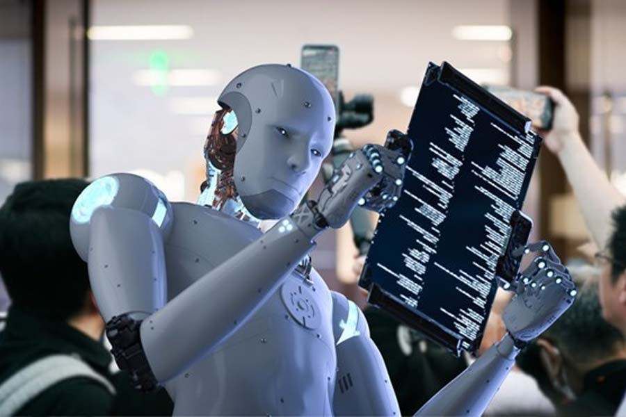 According to Stanford University, while experts are optimistic, the public is concerned that AI affects jobs, economy and life. Graphics: Anh Vu