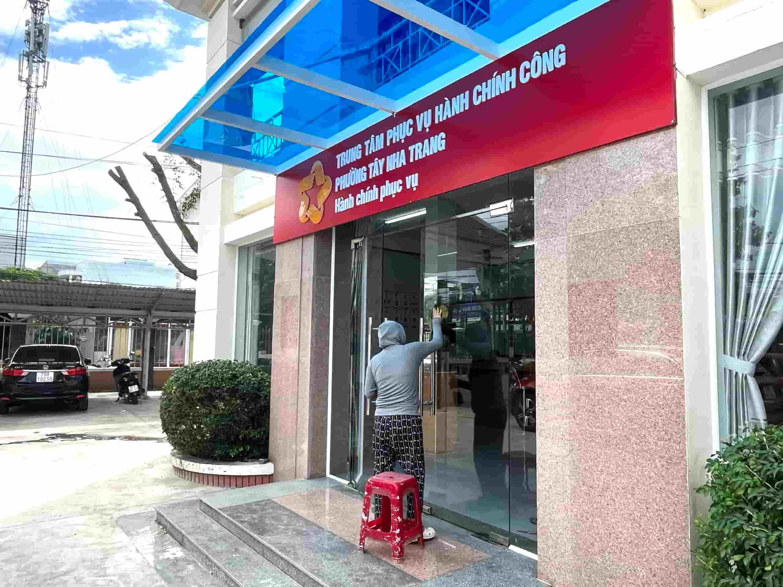 Công dân phản ánh lực lượng cơ sở tác phong làm việc chưa đúng quy định, không mặc đồng phục và đeo bảng tên. Ảnh: Hữu Long