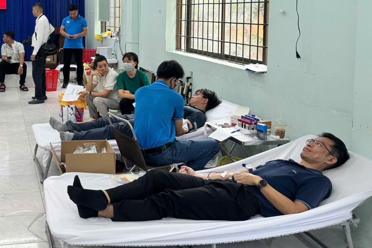 LSP Trade Union members participate in the voluntary blood donation program organized by Long Son commune (HCMC). Photo: Grassroots Trade Union