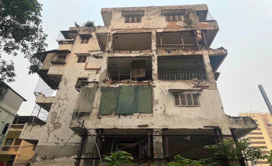 The 35-year-old apartment building at No. 51 Huynh Thuc Khang, Lang ward, Hanoi is starting to be demolished. Photo: Hoai Anh