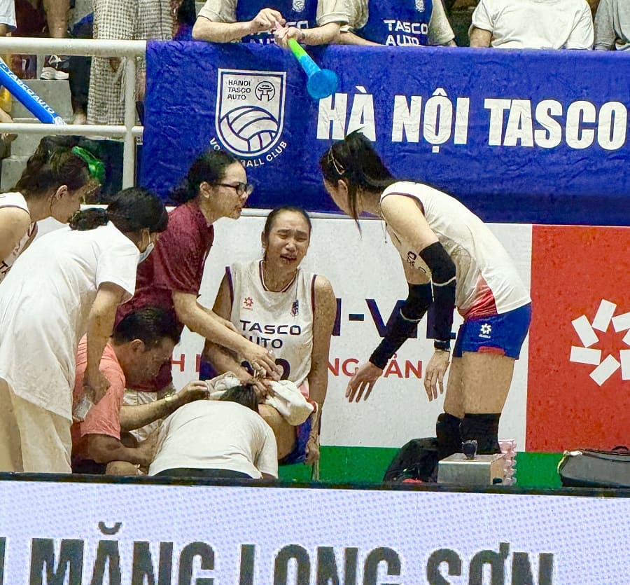 Middle blocker Le Thuy Linh suffered a regrettable injury, causing the coaching staff of the Hanoi women's volleyball team to worry. Photo: Hoai Viet