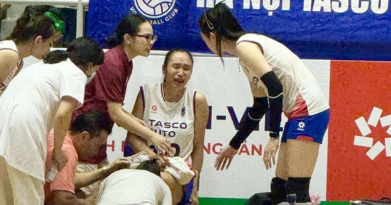 Cầu thủ bóng chuyền nữ U18 Việt Nam dính chấn thương, bật khóc rời sân