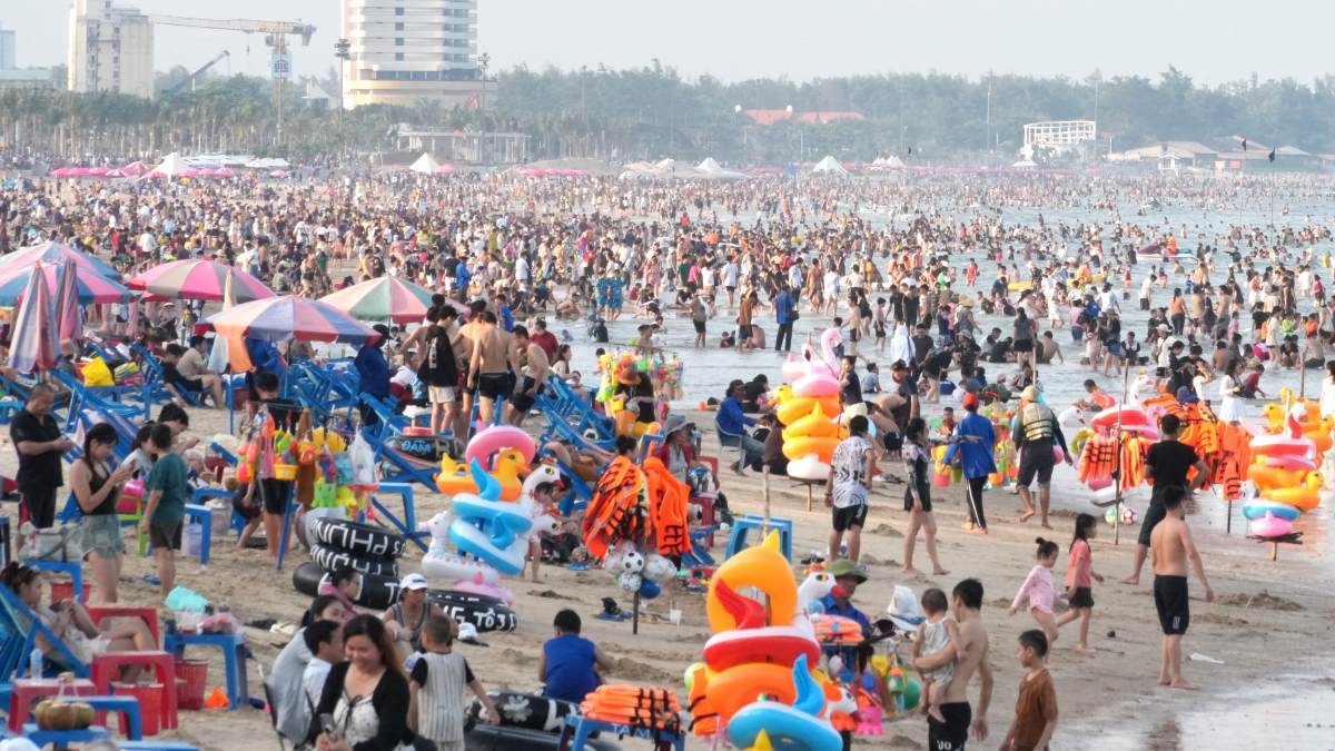 Lịch nghỉ Giỗ Tổ Hùng Vương và dịp 30.4-1.5 năm nay kéo dài 7 ngày nhưng không liền mạch. Kỳ nghỉ hứa hẹn bùng nổ du khách ở nhiều điểm đến, đặc biệt là các điểm du lịch biển. Ảnh: Trí Độ