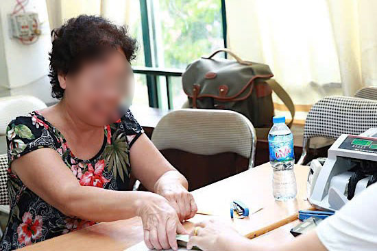 La comuna de Phu Nghia (Hanoi) anuncia la recepción de expedientes de subsidio de pensión social. Foto: Hai Nguyen