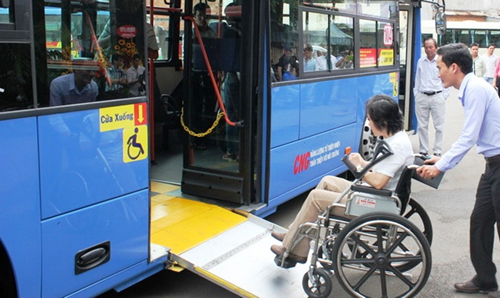 Mức xử phạt vi phạm quy định về tham gia giao thông dành cho người khuyết tật, người cao tuổi được bạn đọc quan tâm. Trong ảnh là người khuyết tật được hỗ trợ lên phương tiện công cộng. Ảnh: Camau.gov.vn