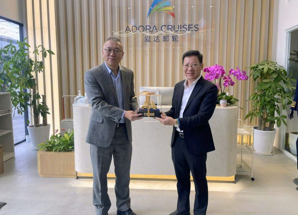Lãnh đạo Sở Văn hóa, Thể thao và Du lịch tỉnh Quảng Ninh tặng quà lưu niệm cho đại diện hãng tàu biển Adora. Ảnh: Tường Linh