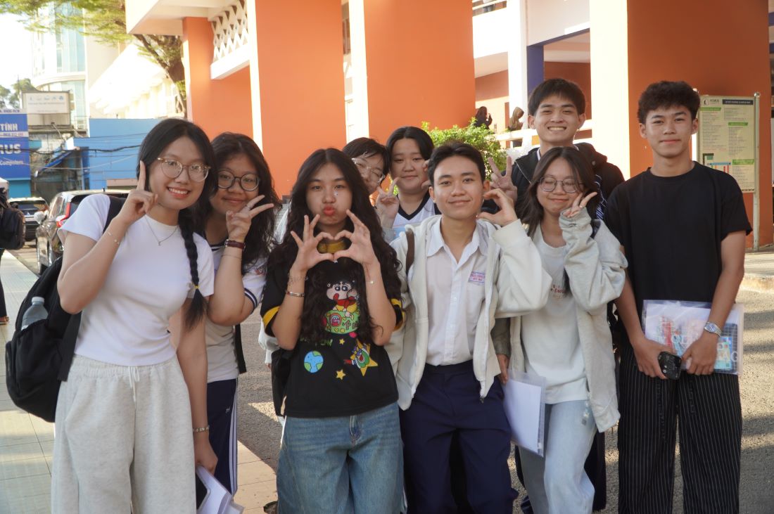 Candidatos que participan en el examen de evaluación de competencias de la primera fase de la Universidad Nacional de Ciudad Ho Chi Minh en 2026. Foto: Chan Phuc