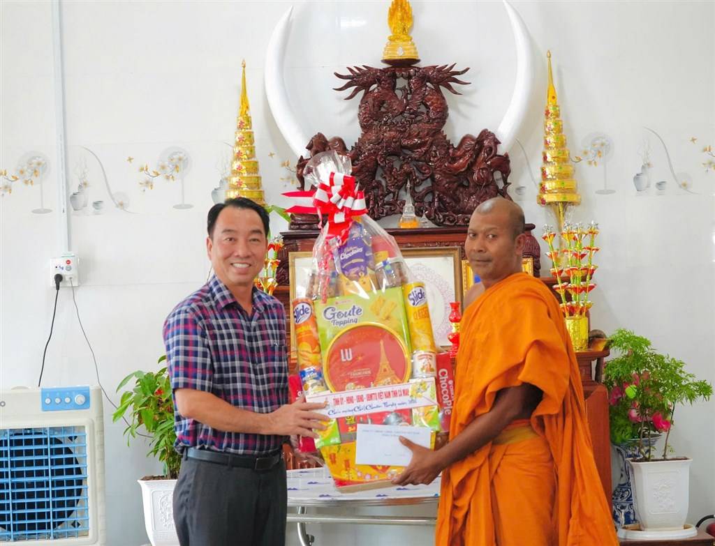 Chairman of Ca Mau Provincial People's Committee Lu Quang Ngoi presents gifts to celebrate the Chol Chnam Thmay Tet at the new Gia Rai Pagoda. Photo: My Tran.