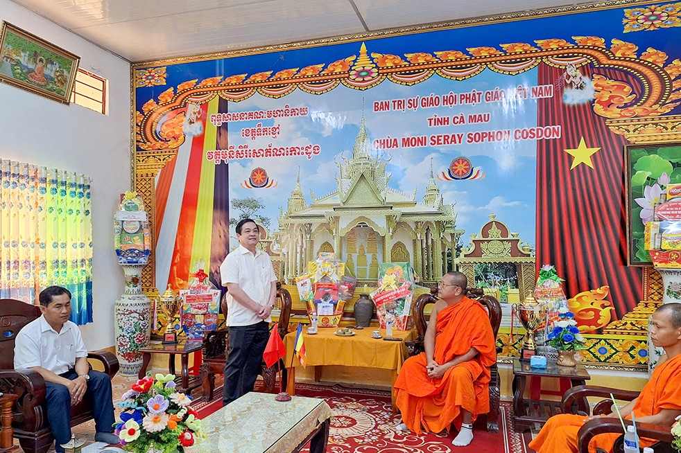 Phó Chủ tịch UBND tỉnh Huỳnh Chí Nguyện chúc Tết Chôl Chnăm Thmây  tại chùa Cos Don, xã Vĩnh Phước. Ảnh: Huyền Trang.