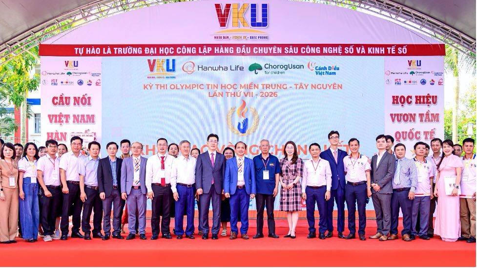 Ban lãnh đạo cấp cao Hanwha Life và trường VKU chụp ảnh lưu niệm. Ảnh: Hanwha Life Việt Nam