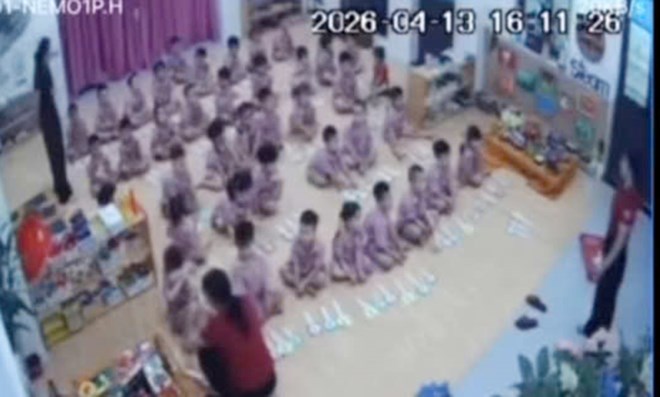 The teacher who impacted the child's head has been temporarily suspended from work. Photo cut from clip