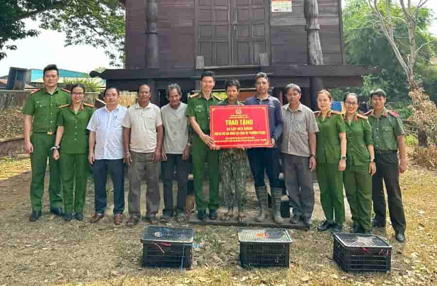 La policía del barrio de Pleiku dona medios de vida a 3 hogares en circunstancias difíciles en la aldea de Ơp. Foto: Kim Thanh