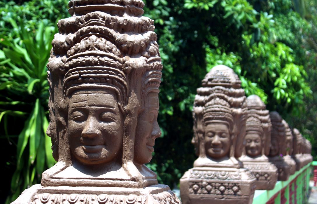 Hành lang ngôi chính điện được thiết kế tạo hình kết hợp văn hóa - tín ngưỡng đặc thù của Phật giáo Nam tông. Ảnh: Thanh Mai