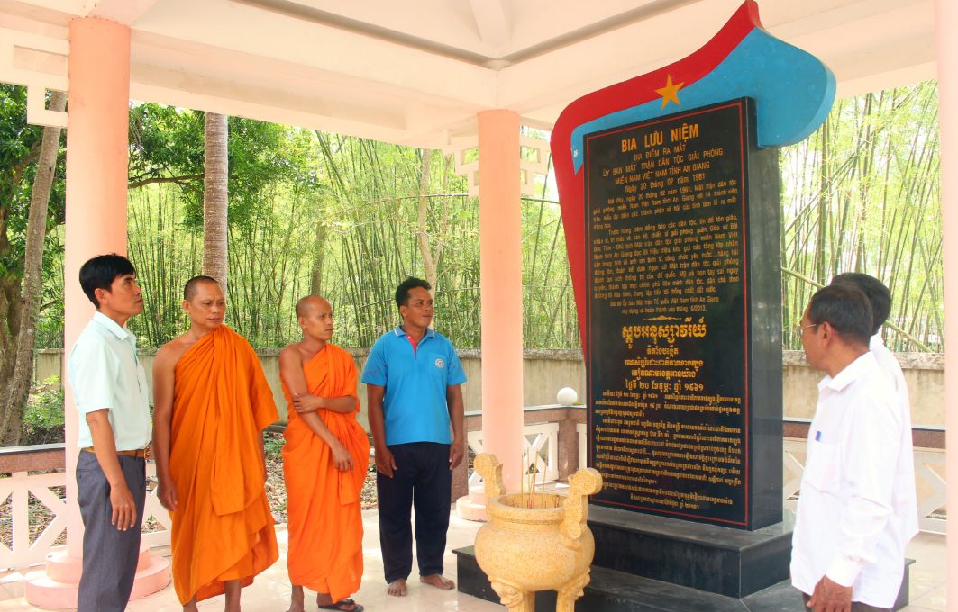 Nhà bia kỷ niệm nơi ra mắt Ủy ban Mặt trận Tổ quốc Việt Nam nằm trong khuôn viên nhà chùa. Ảnh: Thanh Mai