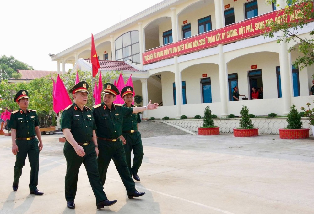 General Nguyen Trong Nghia - Member of the Politburo, Secretary of the Party Central Committee, Member of the Standing Committee of the Central Military Commission, Head of the General Department of Politics of the Vietnam People's Army visits and works at the Central Military School (Quang Phu ward, Da Nang city), April 14. Photo: Central Military School