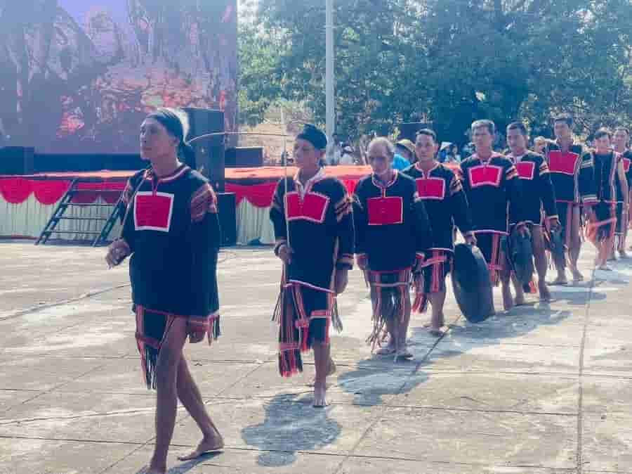 Ông Siu Phơ dẫn đầu đoàn nghi lễ lên núi thần Chư Tao Yang thực hiện lễ cúng cầu mưa. Ảnh: Vũ Chi 