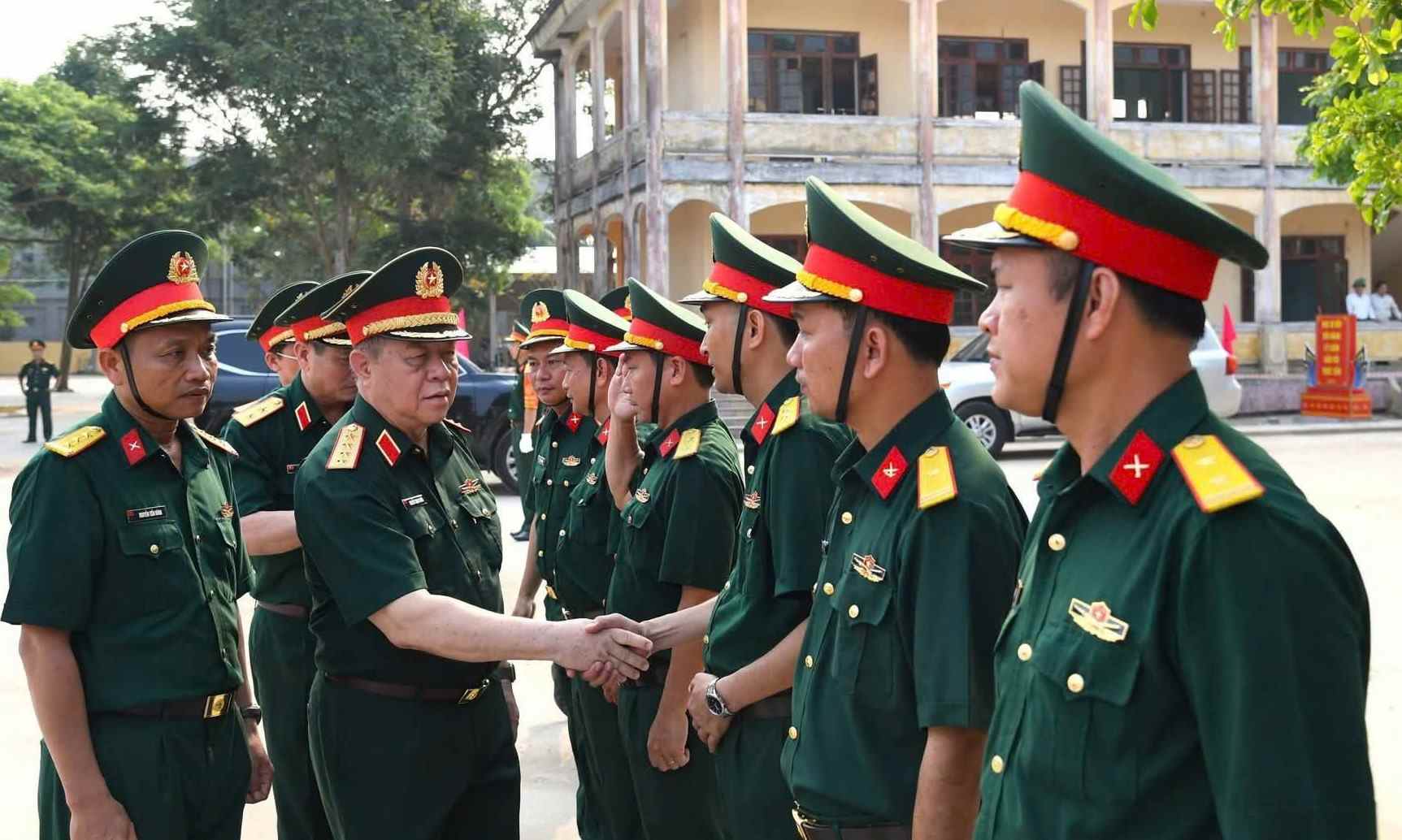 General Nguyen Trong Nghia - Member of the Politburo, Secretary of the Party Central Committee, Member of the Standing Committee of the Central Military Commission, Head of the General Department of Politics as head of the delegation, visited and inspected the Central Military School and Regiment 143 (315th Division) in Da Nang. Photo: Van Qui