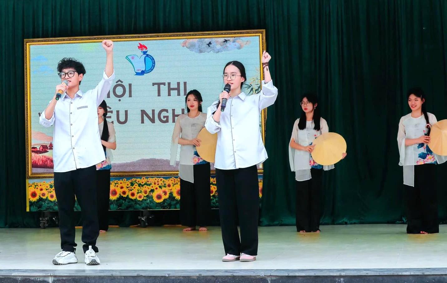 Estudiantes de la escuela secundaria Lê Viết Thuật participan en el concurso "Amo Nghệ An", difundiendo el amor por la patria a través de actuaciones y presentaciones. Foto: Mai Ngân