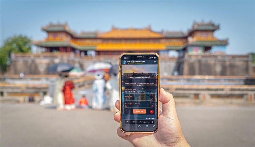 Promoting the deployment of electronic tickets and cashless payments is an important step, contributing to building a civilized, modern, and friendly Hue tourism image in the eyes of tourists. Photo: Viet Trung.