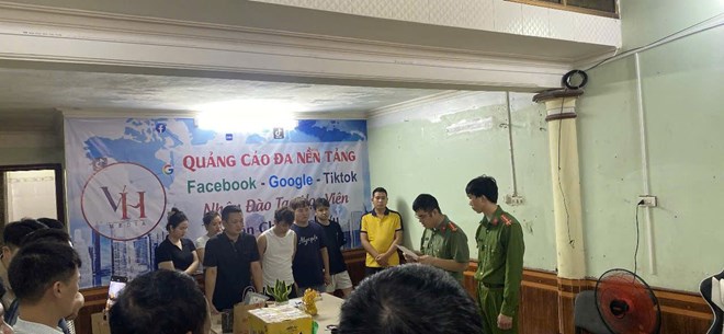 Triệt phá ổ nhóm sản xuất thuốc giả, thu giữ nhiều tang vật liên quan. Ảnh: Công an Hưng Yên