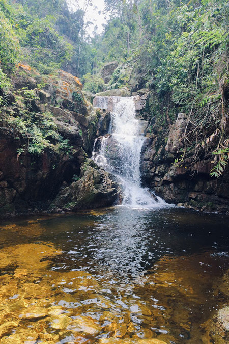 Thác nước trong vắt, tung bọt trắng xóa. Ảnh: Thu Hoài