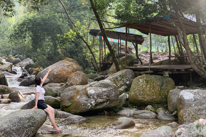 Hiện tại, thác Ba Tia đã có thêm các dịch vụ như nướng đồ ăn, cho thuê lán và bố trí chỗ ngồi phục vụ du khách. Ảnh: Thu Hoài