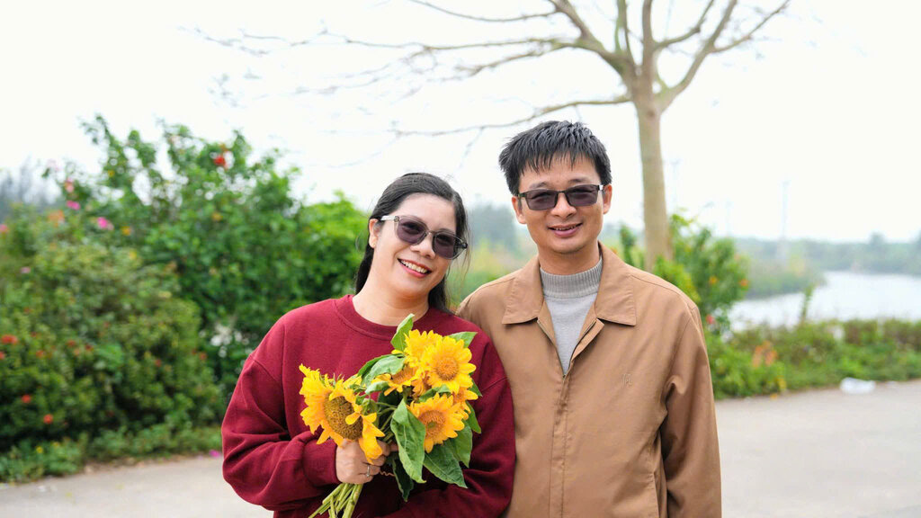 Laughter helps connect couples in everyday dates. Photo: Hien Tran