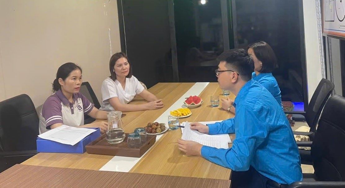 Nghi Loc Commune Trade Union organizes visits, encourages and guides grassroots trade unions in the area. Photo: Nghe An Trade Union