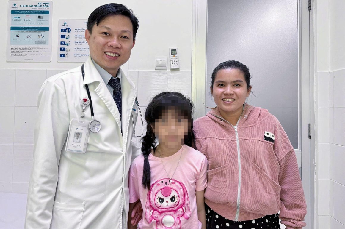 Bệnh nhi 9 tuổi mắc bệnh tim bẩm sinh - thông liên nhĩ vừa được điều trị thành công tại đơn vị. Ảnh: Bệnh viện cung cấp