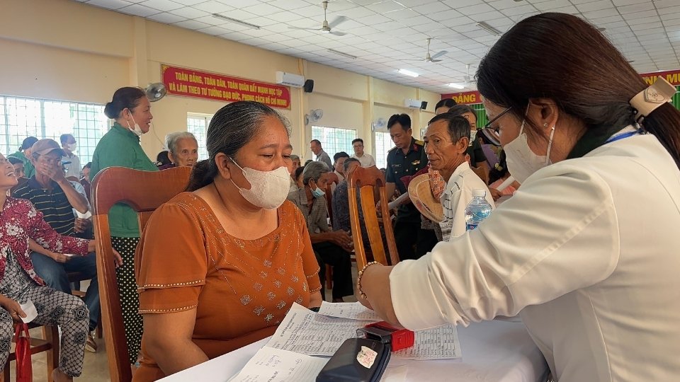 Người dân đồng bào Khmer xã Trà Côn được khám bệnh, tư vấn sức khỏe và cấp thuốc miễn phí trong dịp Tết Quân dân gắn với Tết Chôl Chnăm Thmây. Ảnh: Hoàng Lộc