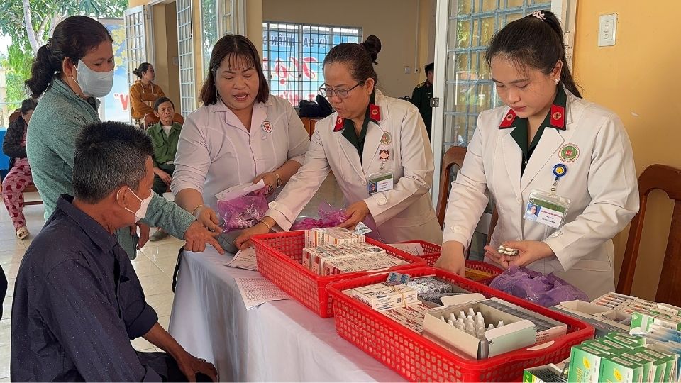Người dân được cấp phát thuốc miễn phí sau khi thăm khám, góp phần giảm chi phí điều trị. Ảnh: Hoàng Lộc
