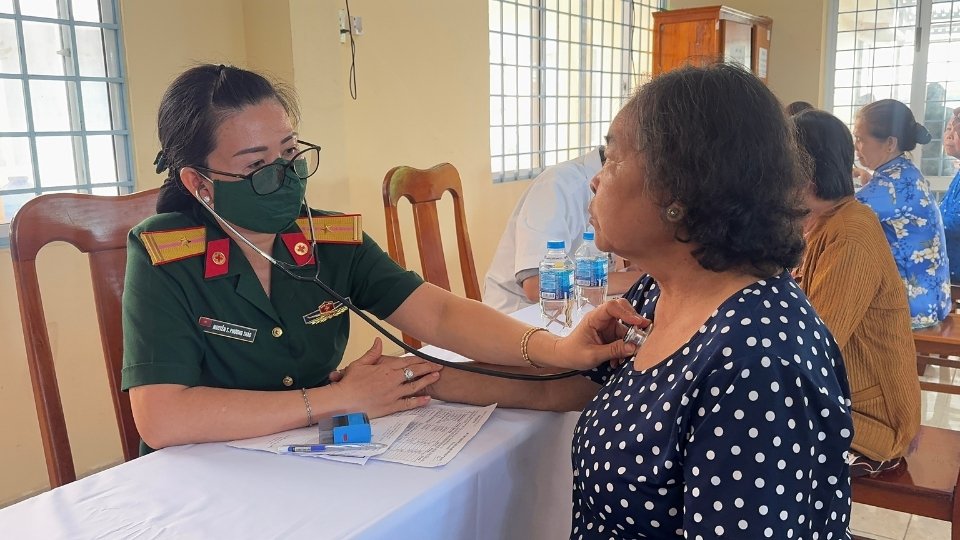 Doctors and nurses wholeheartedly examine patients and provide health advice to people at Tra Con Commune People's Committee. Photo: Hoang Loc