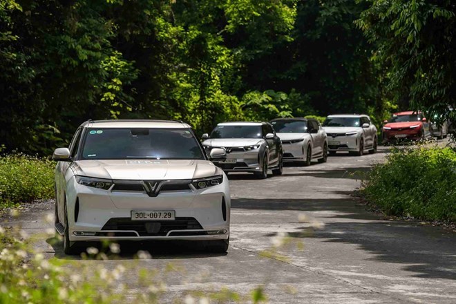 The Ministry of Finance is proposing to continue to exempt registration fees for battery-powered electric cars. Photo: VinFast