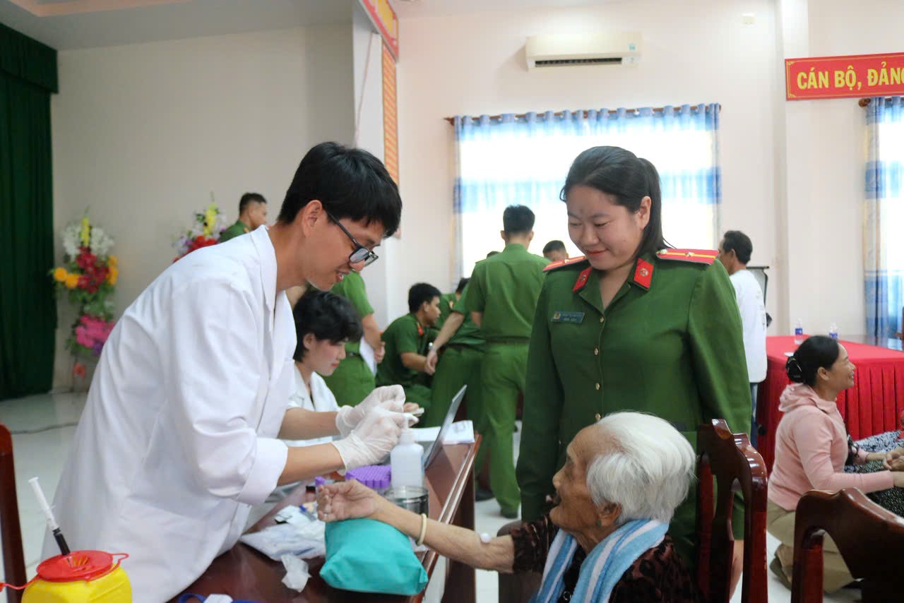 Cơ quan chức năng thu mẫu ADN Mẹ liệt sĩ ở tỉnh An Giang. Ảnh: Văn Vũ