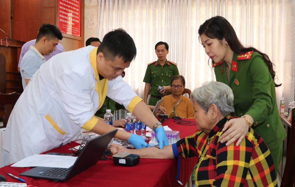 Functional agencies collect DNA samples of relatives of martyrs in An Giang province. Photo: Van Vu