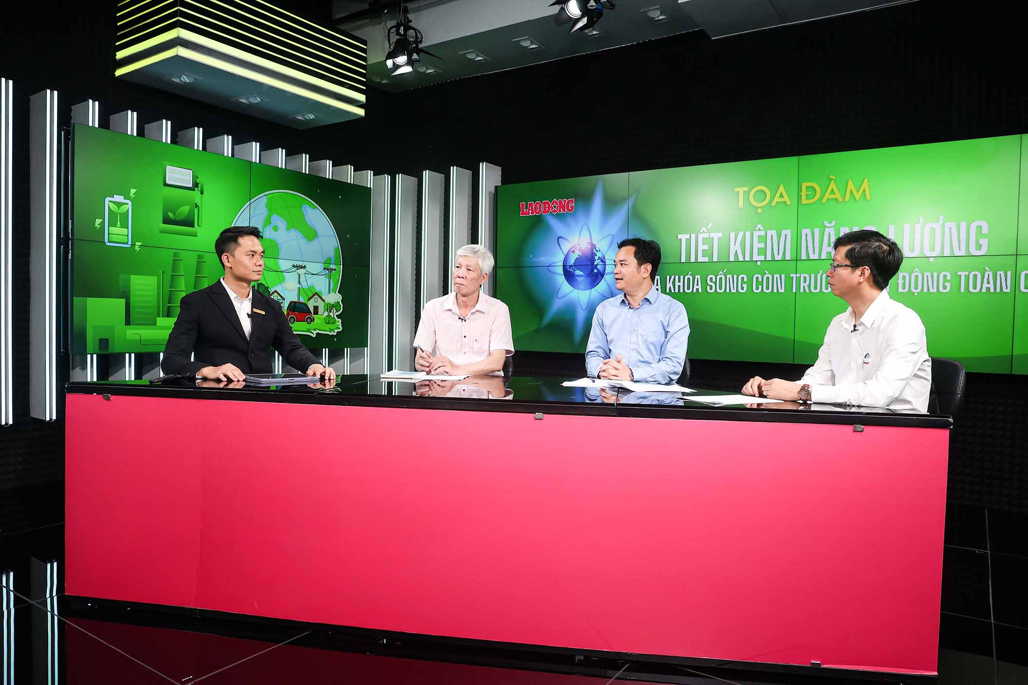 Khung cảnh buổi tọa đàm “Tiết kiệm năng lượng: Chìa khóa sống còn trước biến động toàn cầu” tại Báo Lao Động. Ảnh: Việt Anh