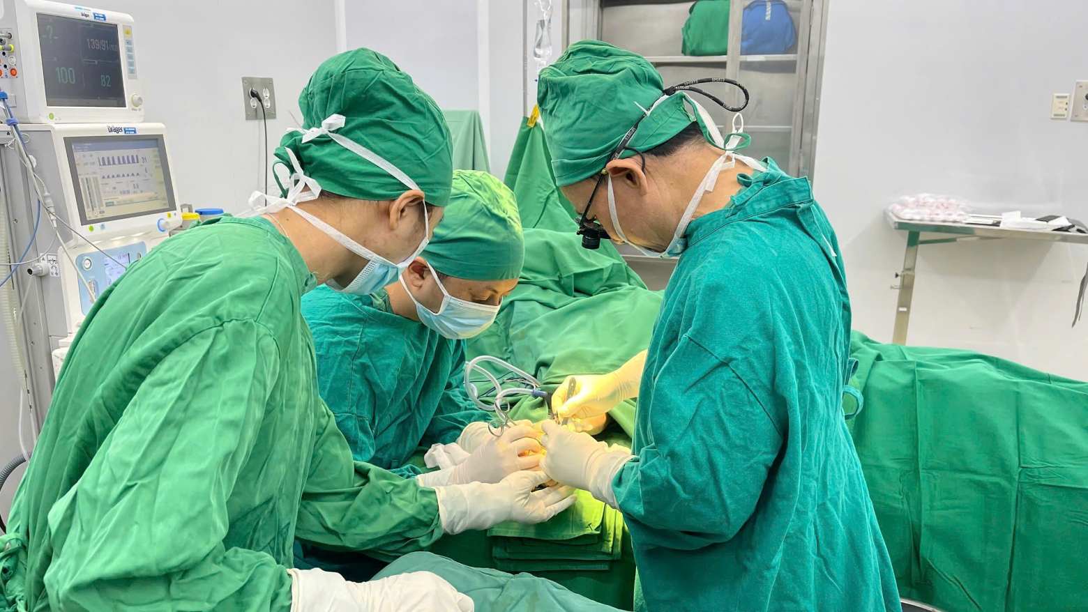 Los expertos en traumatología y ortopedia de la ciudad de Ho Chi Minh y el Hospital General de Khanh Hoa operaron con éxito 23 casos complejos. Foto: Anh Thu