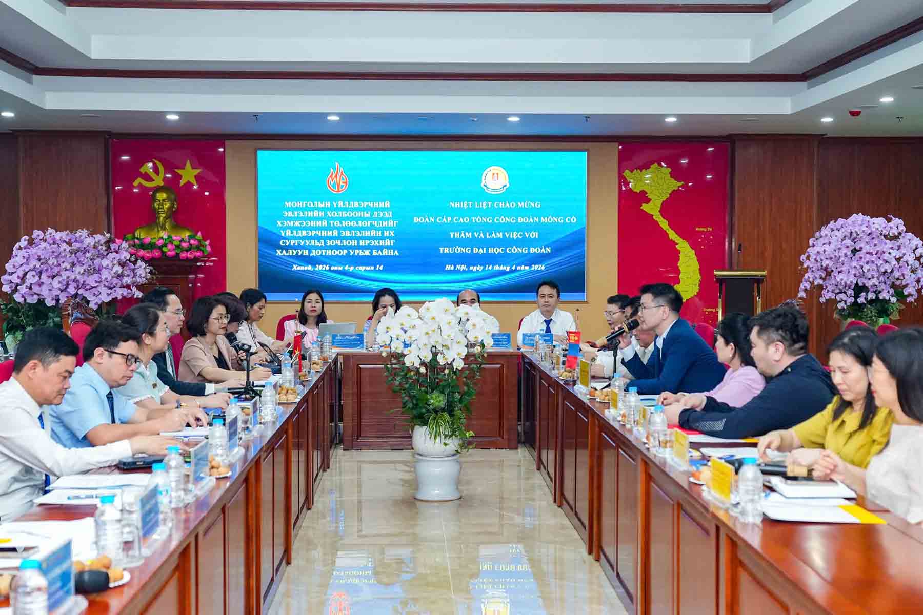 労働組合組織に関する学術的および経験的な意見交換は、労働組合大学とモンゴル高級代表団との間の協力内容の1つであり、14日午後の会議で議論されました。4。写真:フウ・チャン