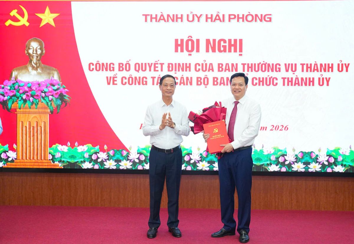 Mr. Do Manh Hien, Standing Deputy Secretary of the City Party Committee, presents the decision to assign, transfer and appoint Mr. Hoang Van Thuc. Photo: Hai Phong e-Portal